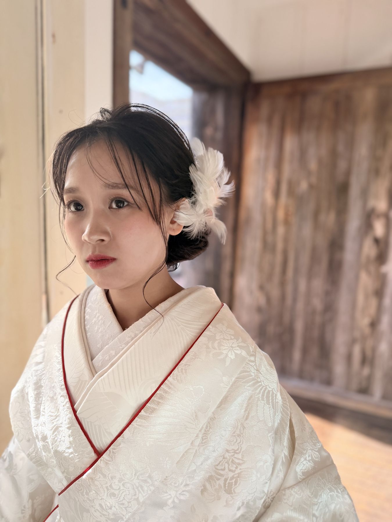 白い羽の髪飾りをつけた白無垢の花嫁