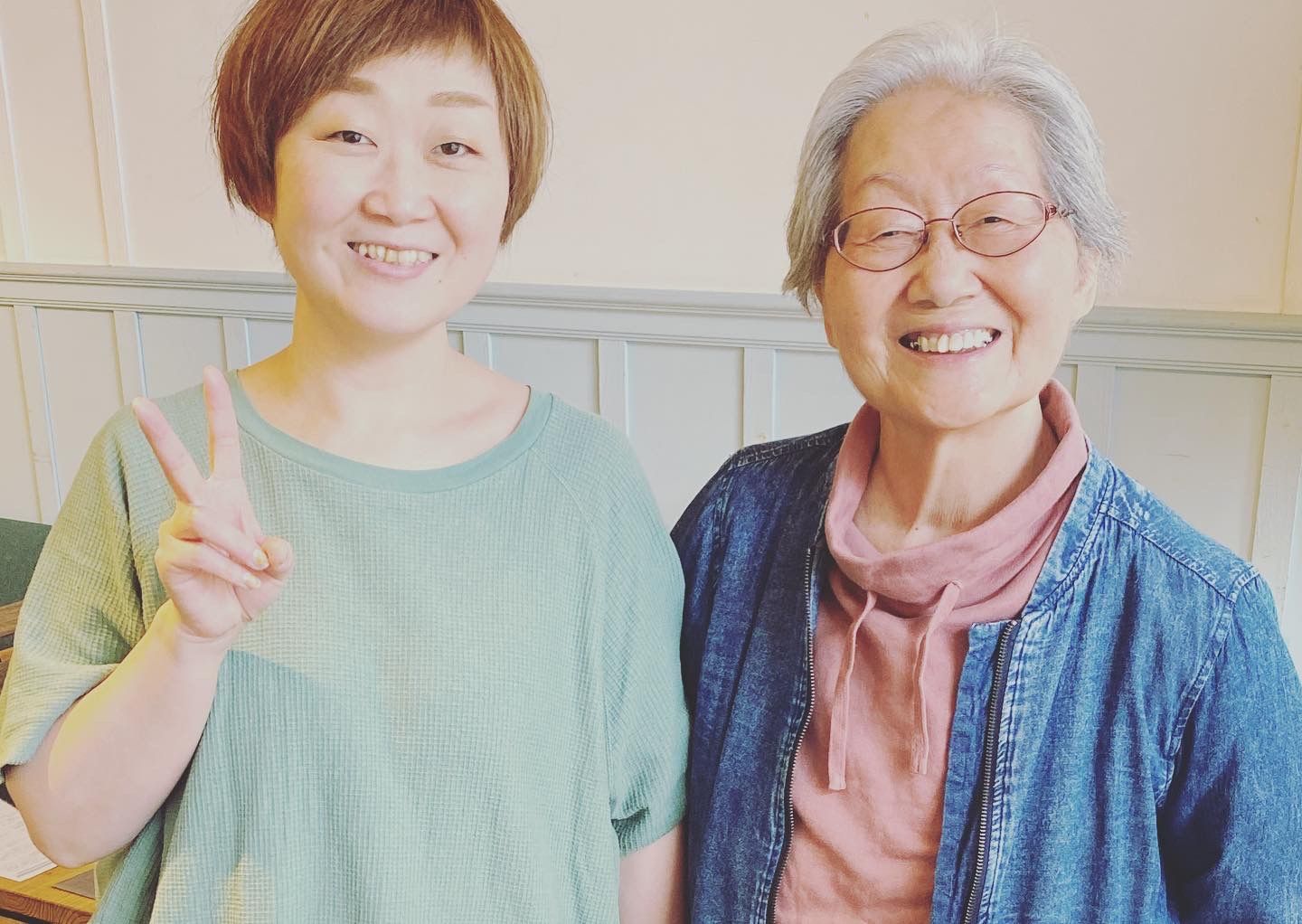 カットを終えたお母さんと並んで笑うKiyo