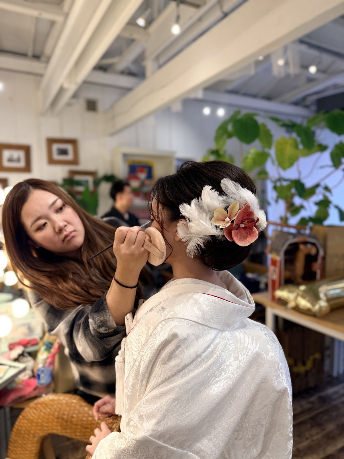 白無垢の花嫁にメイクを施す様子