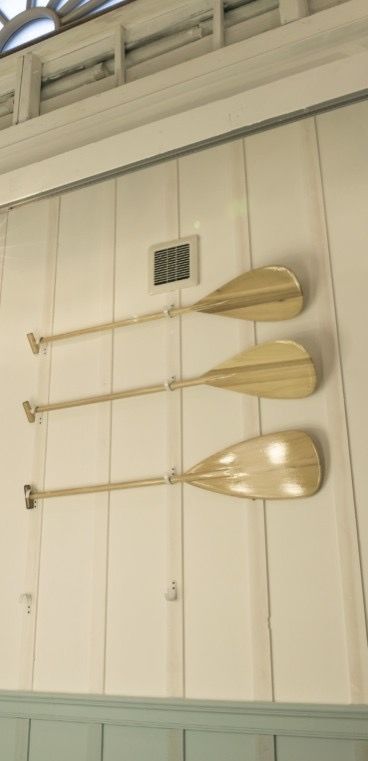 壁の装飾：白い板壁に、木のパドル。