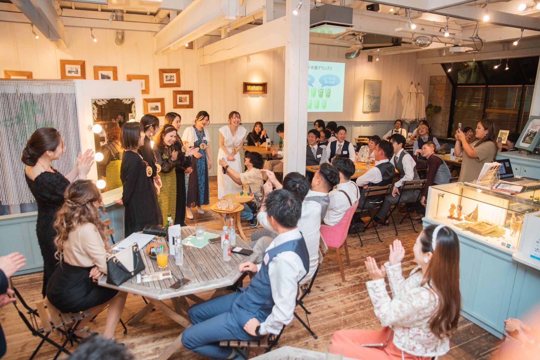 ゲームで盛り上がる二次会の会場