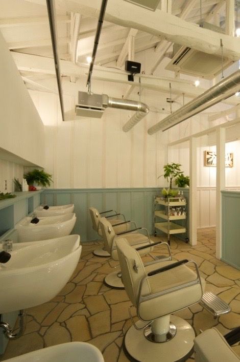 シャンプーエリア：石畳の床に、白いシャンプー台。