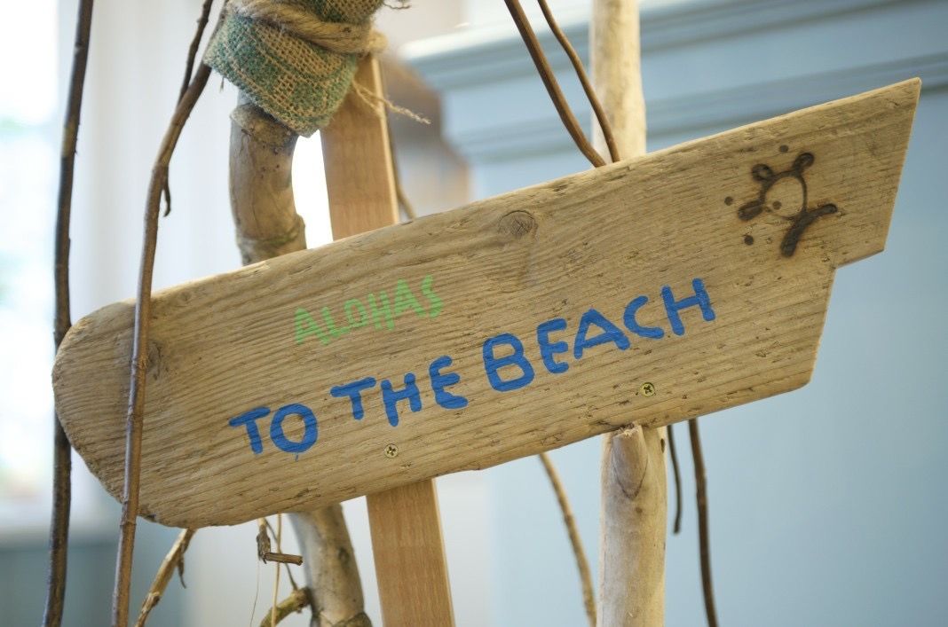 TO THE BEACHと書かれた流木の看板